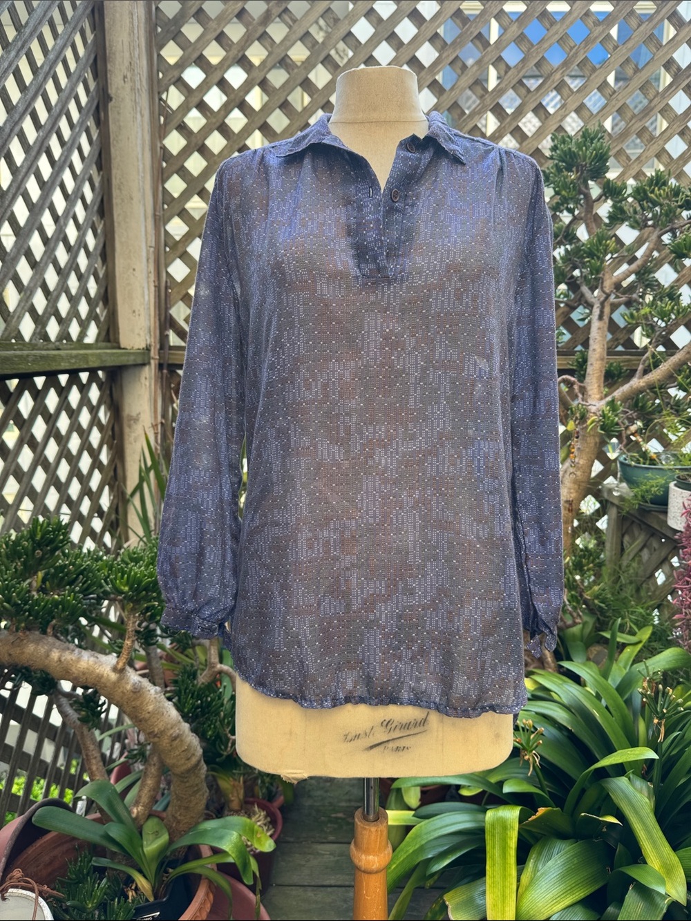 Classiques RTW Women’s Top. Tissue Weight Fabric. Size Small. VINTAGE